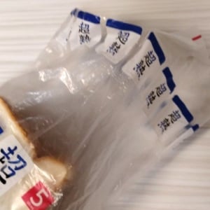 留め具も輪ゴムも不要！道具不要の“食パンの袋”の閉じ方「知っておくと便利！」「すぐできる」