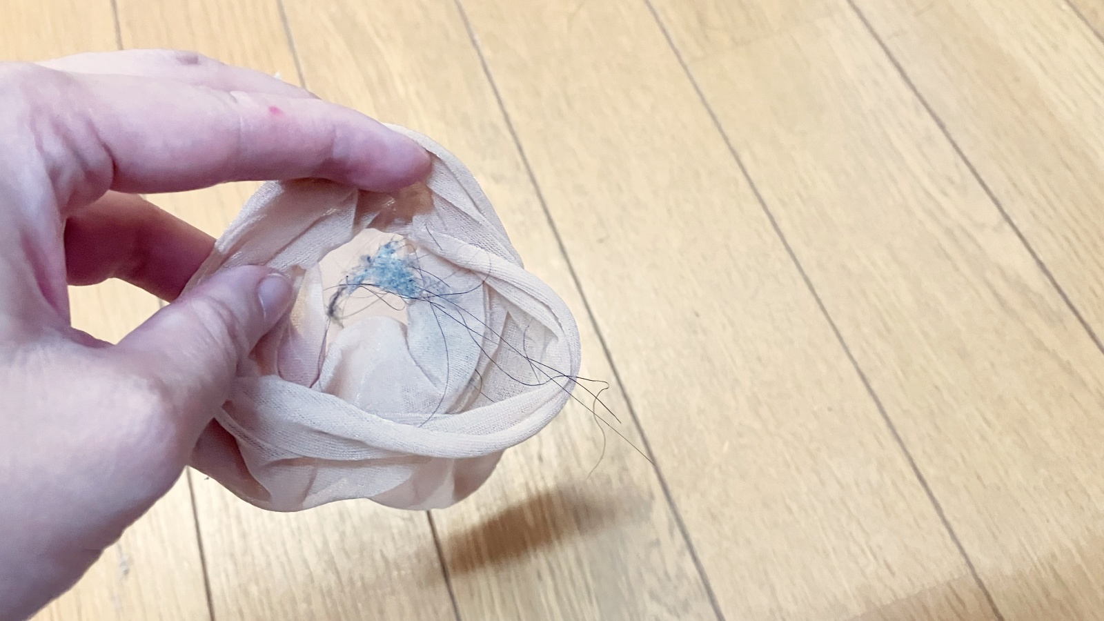 “伝線したストッキング”の家じゅうで使える意外な使い道「スポッとかぶせるだけ」「節約にもなる」