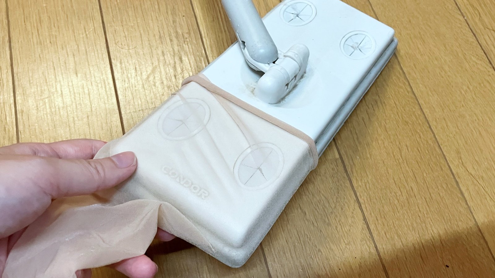 カットしたストッキングを、フローリングワイパーのヘッドにすっぽりかぶせるだけで便利な掃除グッズになる！