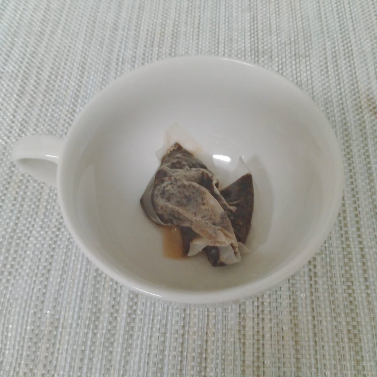  使い終えた“麦茶パック”をフライパンに使うと？「家事がラクになる」「思いつかなかった」「マネする」 