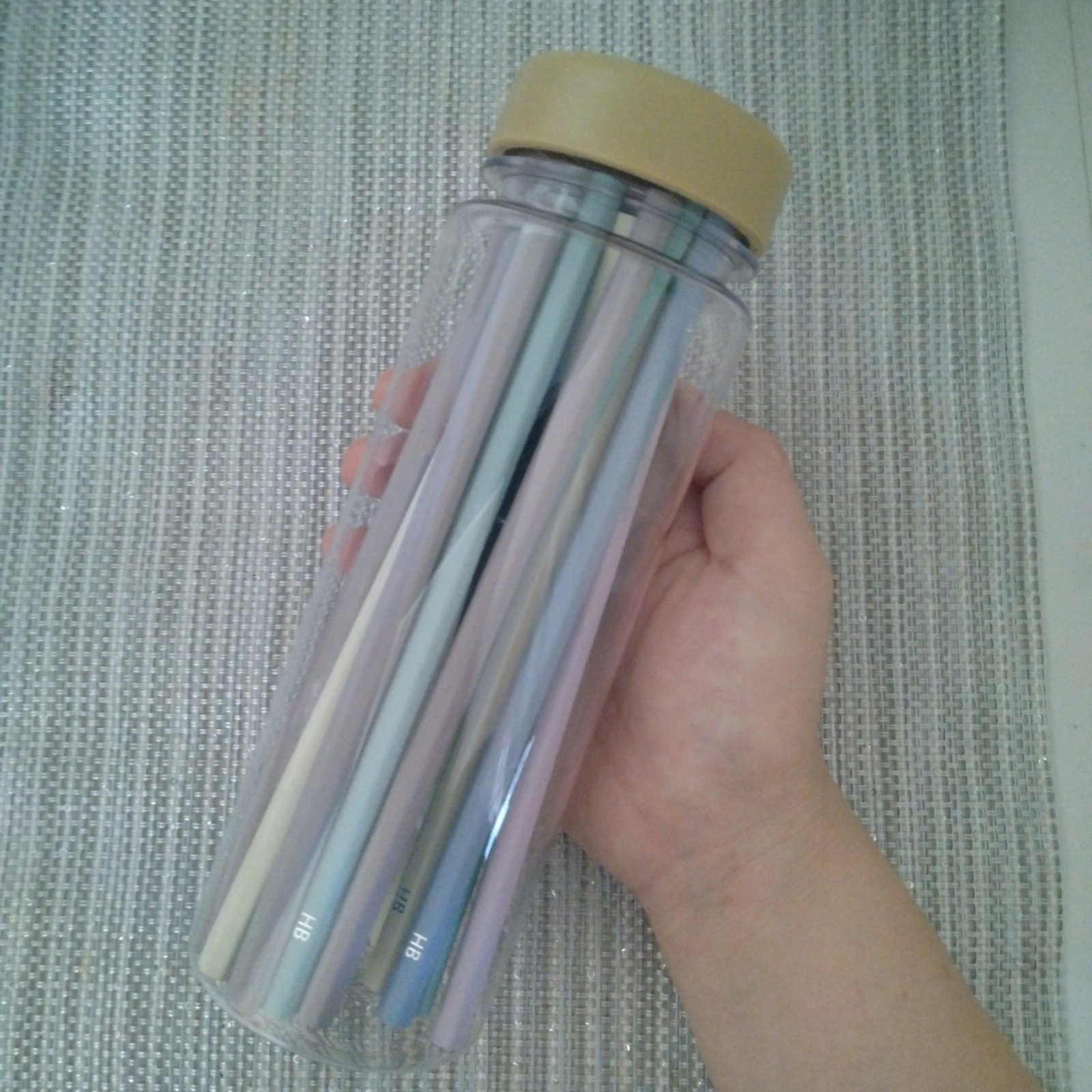 文房具の収納や保管に活用:鉛筆を入れたドリンクボトル