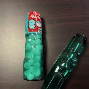“ラムネの空き容器”の日常を彩る意外な使い道「想像以上に素敵」「隙間にも置ける」「気分が明るくなる」