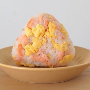 もういつもの「鮭おにぎり」に戻れない。混ぜるだけで満足度がアップする“栄養満点の食材＆味つけ”とは
