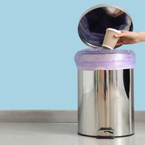 「ゴミ箱」の“袋セット”が格段にラクになるアイデア「効率いい」「なんで今までやらなかったんだ…」