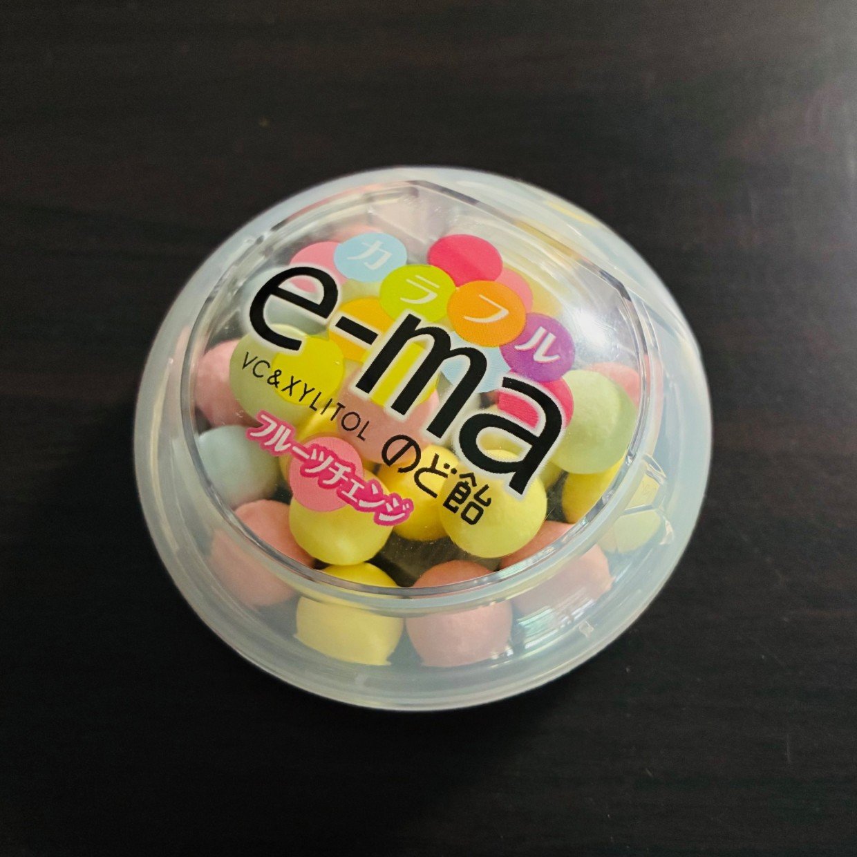  「e-maのど飴」の丸い空き容器の意外な使い道「持ち運びに便利」「まるで専用ケース」「もう捨てない」 