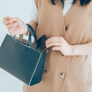 【アラフォー女性のかばん事情】使わなくなった“意外な持ち物”と“必須アイテム”