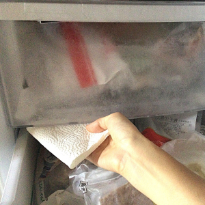 少量の油を含ませたキッチンペーパーで「冷凍庫」の中を拭くと？「すごい」「知らなかった」