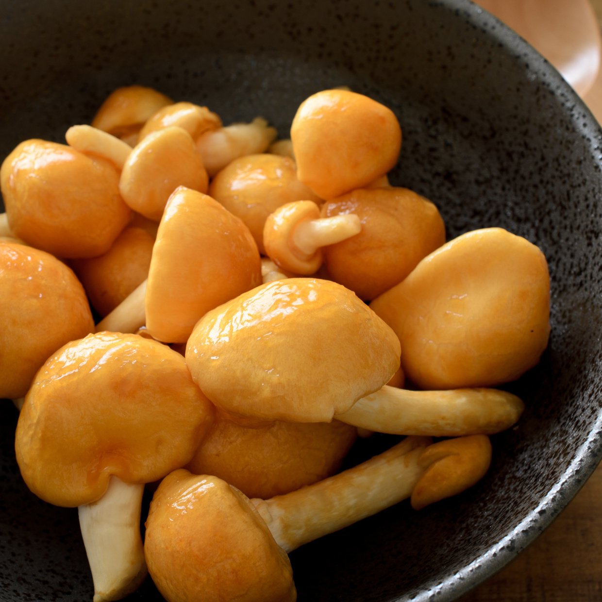  もう“ザルの目”がヌルヌルするのに悩まない。「なめこ」の意外な洗い方「便利」「実用的！」 