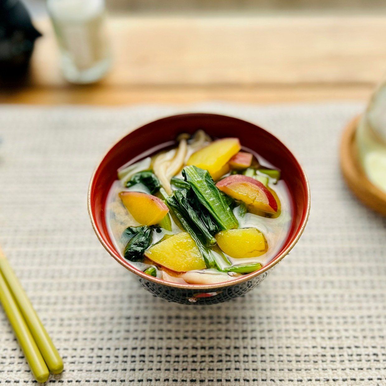  「みそ汁」にいれると体がととのう。“食物繊維”と“ビタミンC”を含む旬の野菜とは？「秋バテに効く！」 