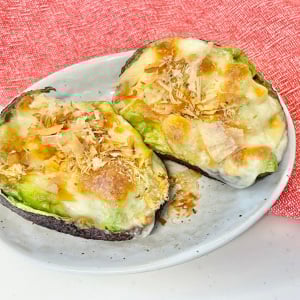 食物繊維たっぷり！アボカドを使った腸がよろこぶレシピ「混ぜて焼くだけ」「皮も使える！」