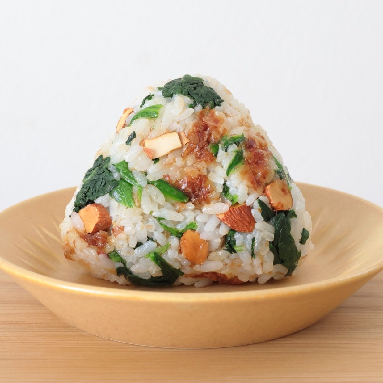  「おかかおにぎり」に入れると栄養が爆上がりする“ビタミンEが豊富”な食材とは？「美容にもうれしい」 