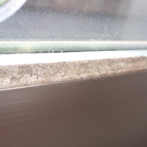 「窓枠のゴムパッキン」の“しぶとい黒カビ汚れ”をスッキリ落とす掃除テク「諦めてた」「私にもできそう」