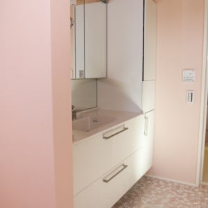 なぜか広く見える。狭いはずの「脱衣所」を広く見せる“収納ルール3つ”「物の置き方ひとつで」「すごい」