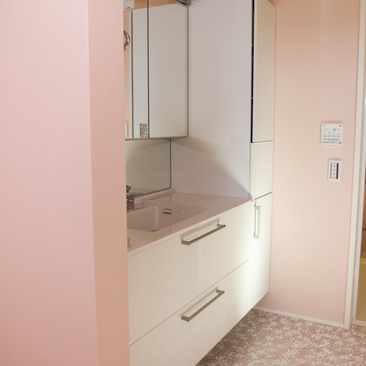 なぜか広く見える。狭いはずの「脱衣所」を広く見せる“収納ルール3つ”「物の置き方ひとつで」「すごい」