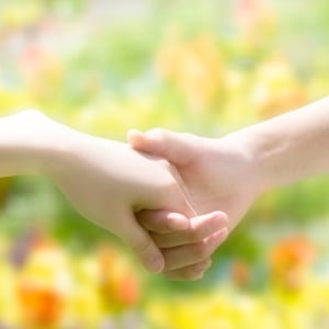 娘と手を繋いで気づいた私の中に眠っていたインナーチャイルド
