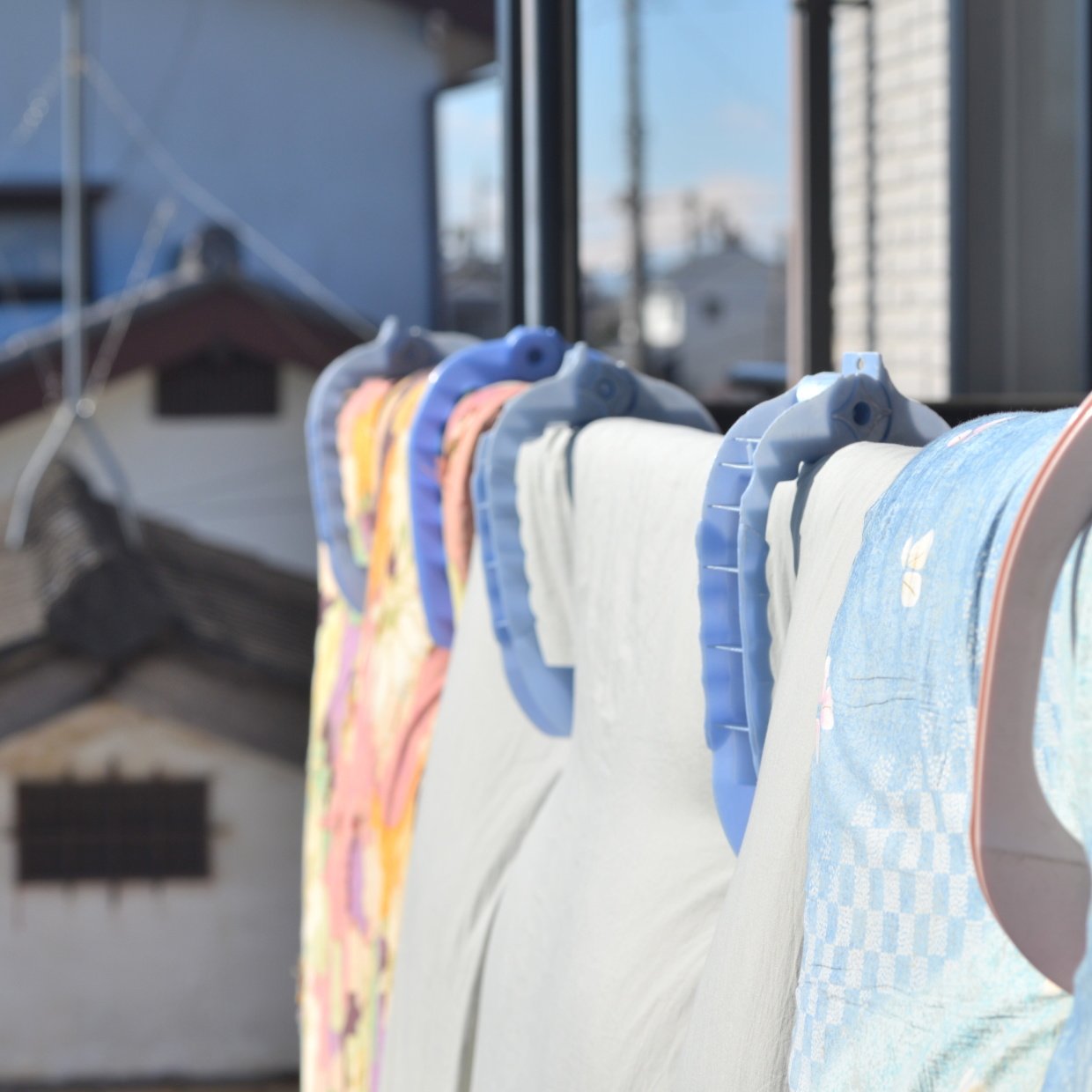  ふんわり布団の寿命を縮める行為…。実はやってはいけない“NGな干し方”4つ「意外」「全部やってた…」 