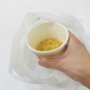 もうシンクに流さない！「カップ麺スープ」の処理が簡単になる“ダイソーアイテム”「便利！」「試したい」