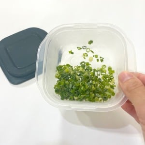 「小ネギが固まる…」を解決！パラパラに冷凍する保存方法→「冷凍してもくっつかない」「使いやすい！」