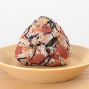 いつもの「梅おにぎり」がもっとおいしくなる！一緒に混ぜると“旨味”と“栄養”が上がる2つの具材とは