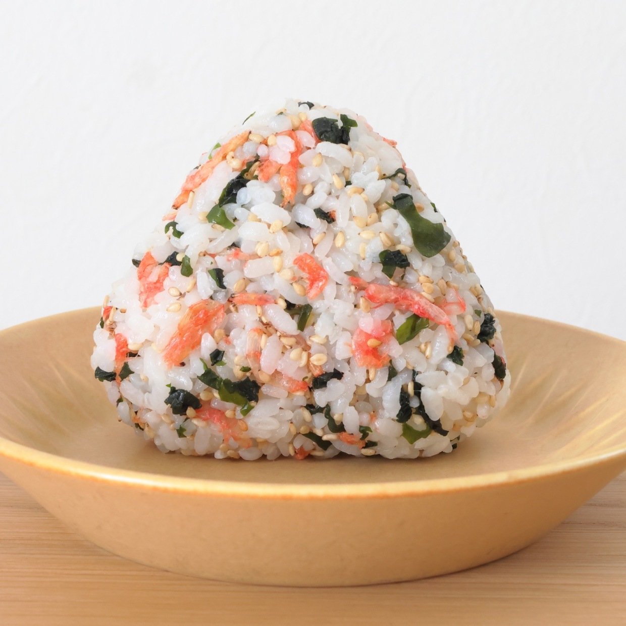  余りがちな乾物だけでできちゃう“絶品おにぎり”「ごはんに混ぜるだけ」「驚くほど贅沢な味わい」 
