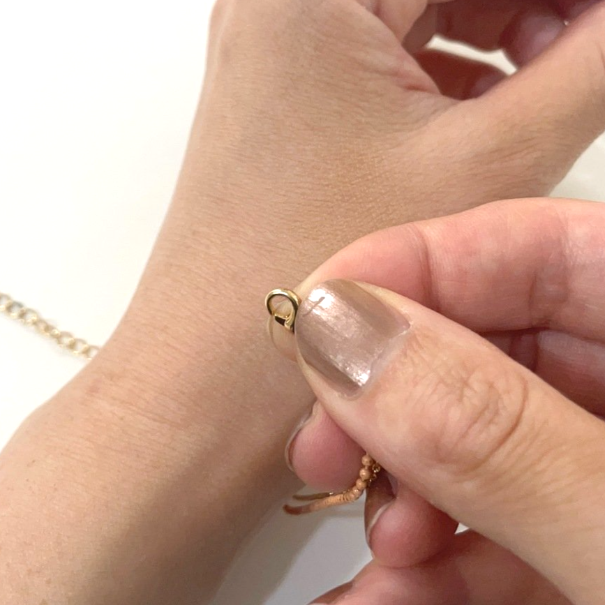  「ブレスレット」を片手で簡単に留めるワザ「不器用だけど出来た」「すごい！」 