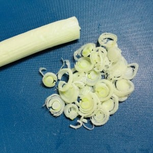 もう繋がらない！「長ネギ」をバラバラにする賢い切り方「ネギ同士がくっつかない」「ストレスフリー」