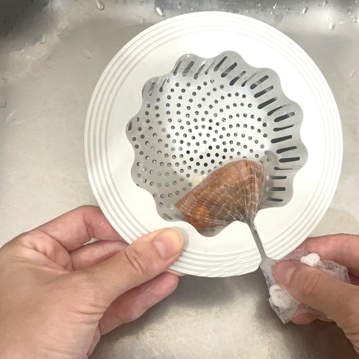  【ダイソー】ちょっと変わった形状の“排水口アイテム”が想像以上に便利だった 