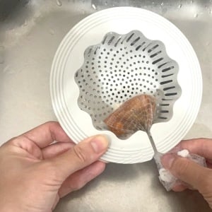 【ダイソー】ちょっと変わった形状の“排水口アイテム”が想像以上に便利だった