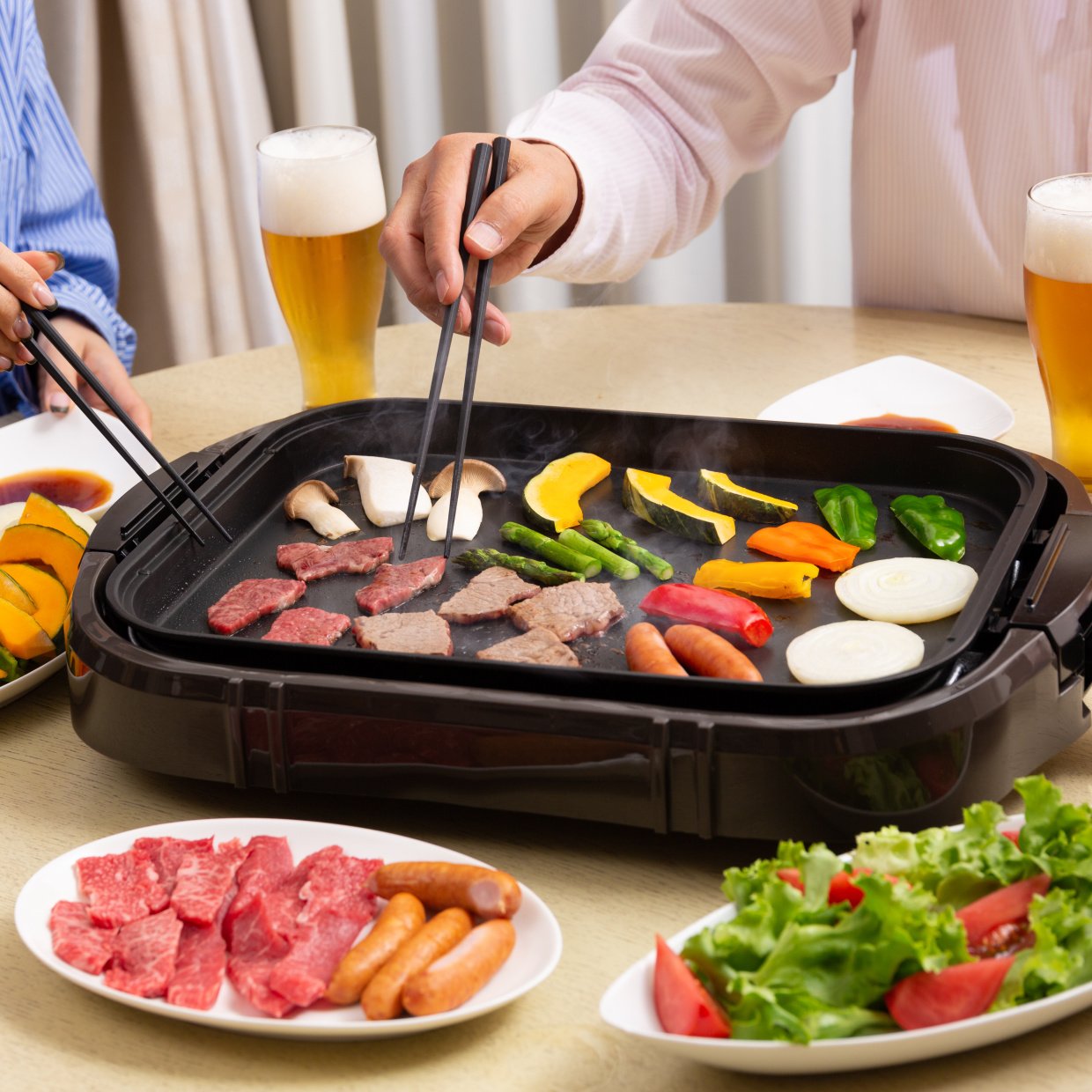  翌朝の“焼き肉臭”を防ぐ！「おうち焼き肉」の後にやるべき“3つの対策”→「臭いが残らない！」 