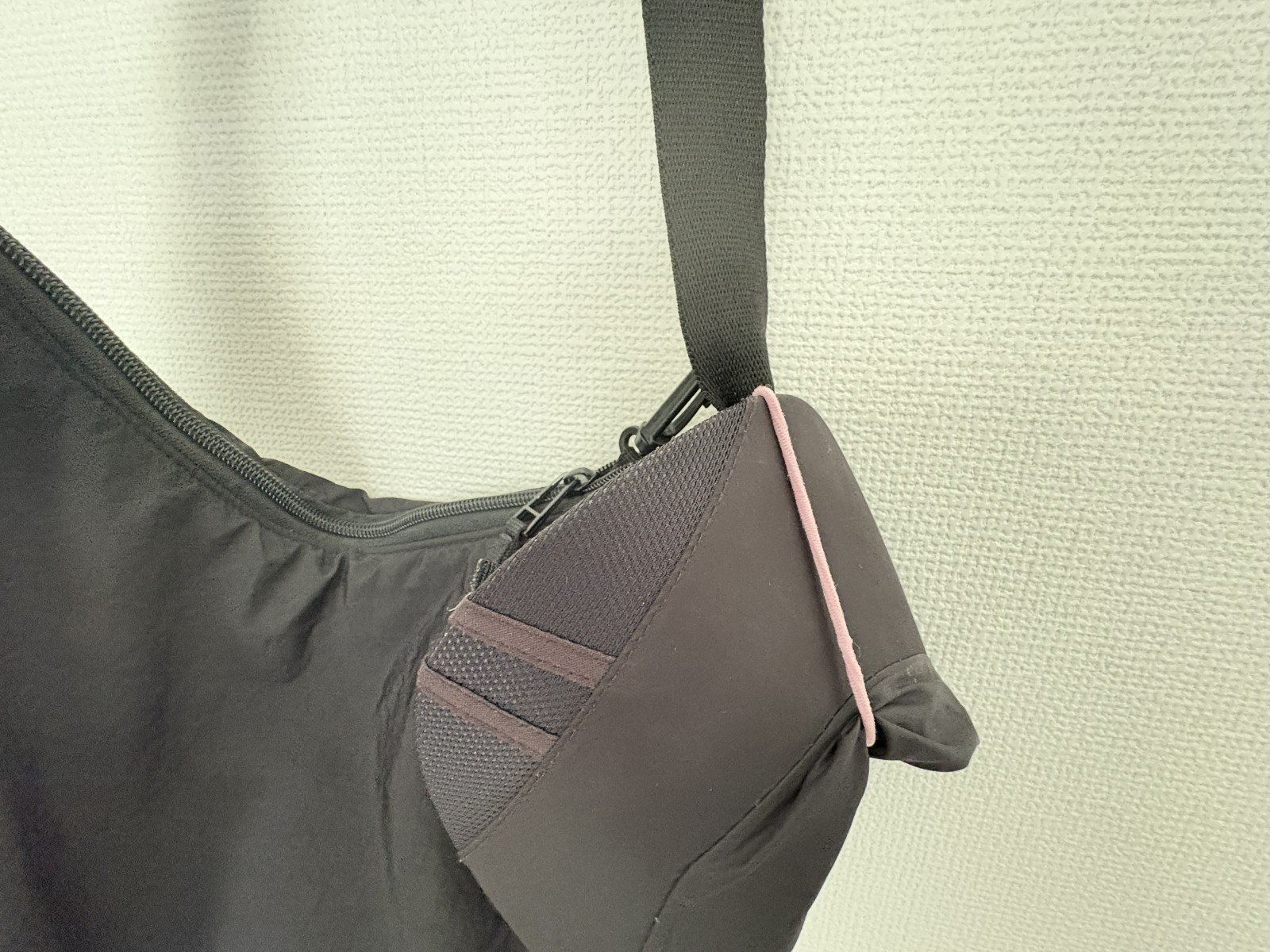 カバンにヘアゴムを付けて羽織ものや帽子ホルダーに！