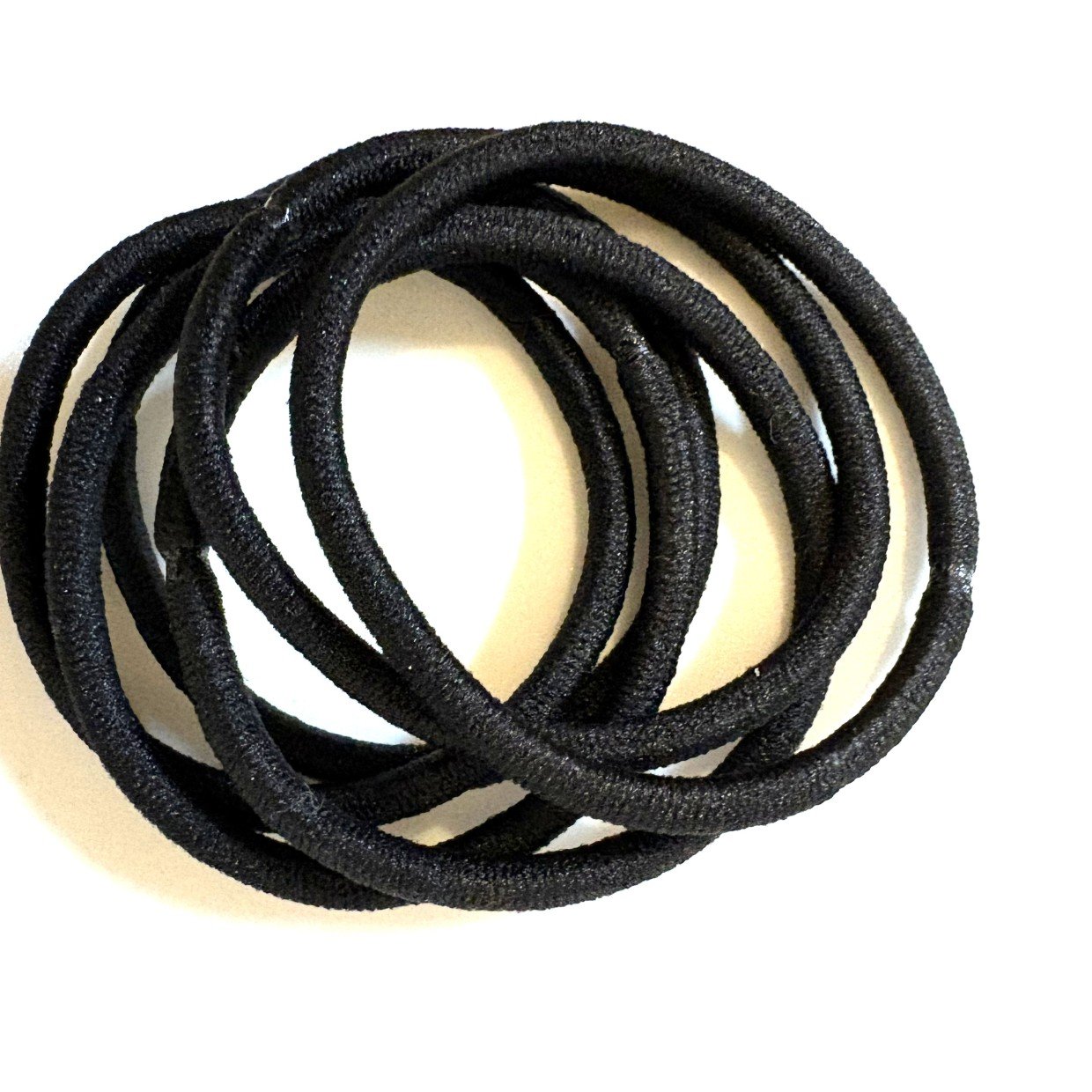  余った「ヘアゴム」が“外出時やおうちで活躍する”2つの意外な使い道「いつも困ってた」「持ち歩く！」 