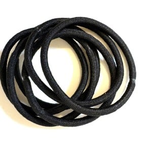 余った「ヘアゴム」が“外出時やおうちで活躍する”2つの意外な使い道「いつも困ってた」「持ち歩く！」