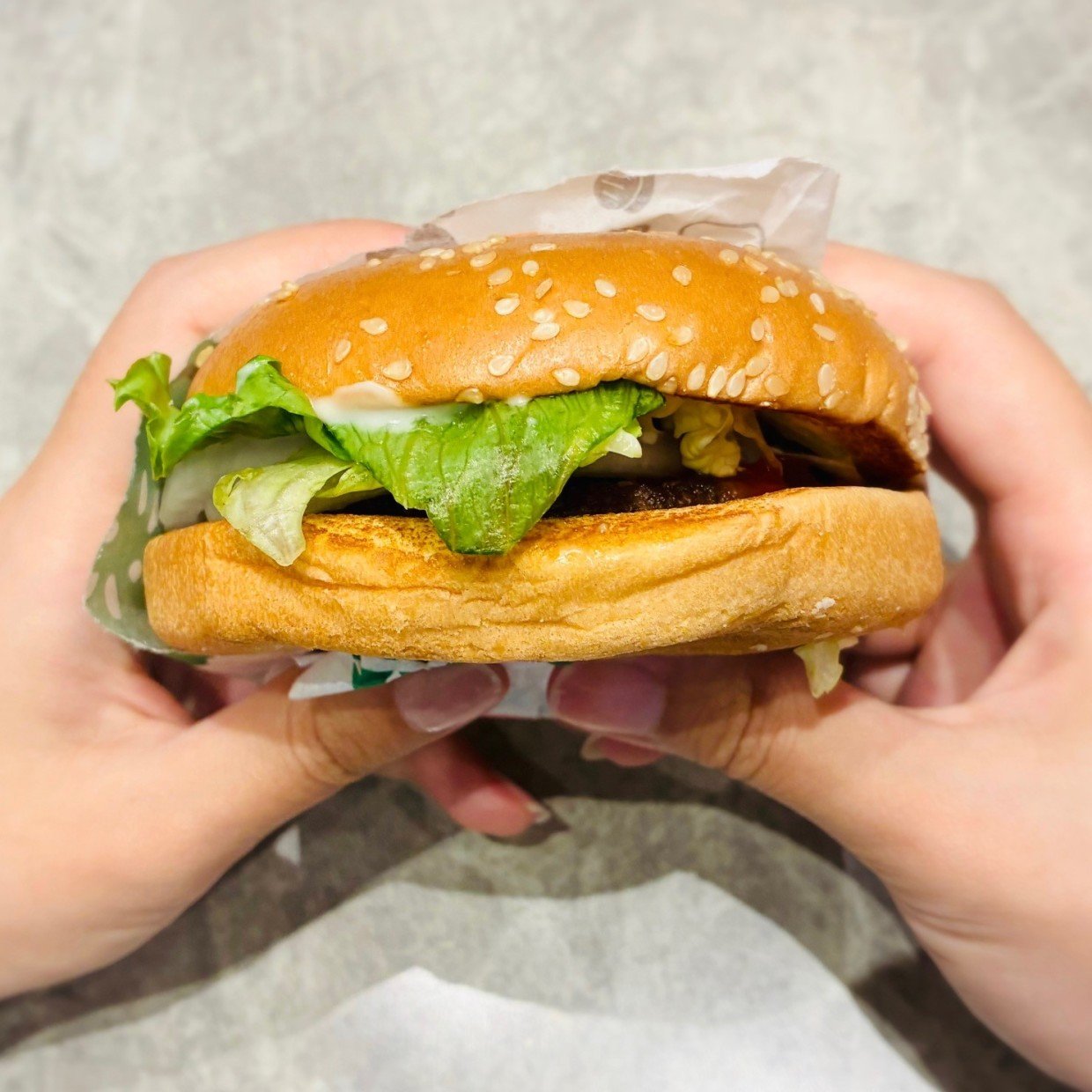  具がズレて汁がたれる…。バーガーキングの「ワッパー」をきれいに食べるワザ「本当だ」「食べやすい」 