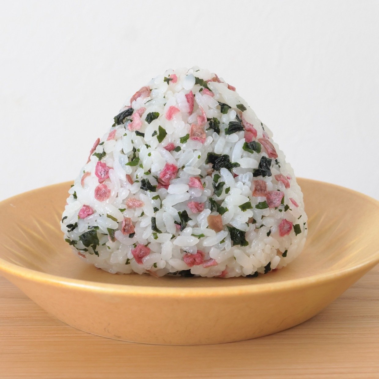  いつもの「わかめおにぎり」に入れるともっと美味しくなる“ふりかけ”とは？「朝ごはんにぴったり」 