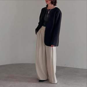 羽織るだけでサマになる。大人の品格アップ「ジャケットコーデ術」3選 【40代おしゃれ女子に学ぶ】