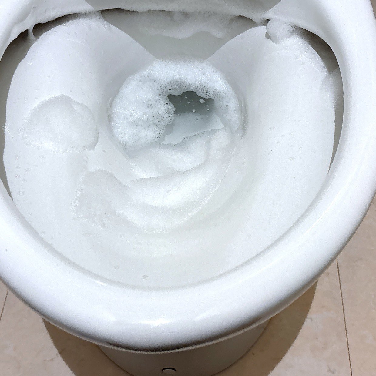  “トイレブラシ”は不要！放っておくだけで汚れが落ちる掃除ワザ「こすらないのにピカピカ」「画期的！」 