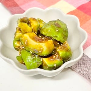 食物繊維や脂質がたっぷりな“アボカド”の腸がよろこぶレシピ「ご飯が進む」「切ったら漬けるだけ」