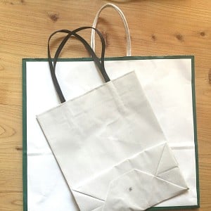 使わない「紙袋」を折って切ると…？「スライドできる」「めっちゃ便利！」「収納できちゃう」
