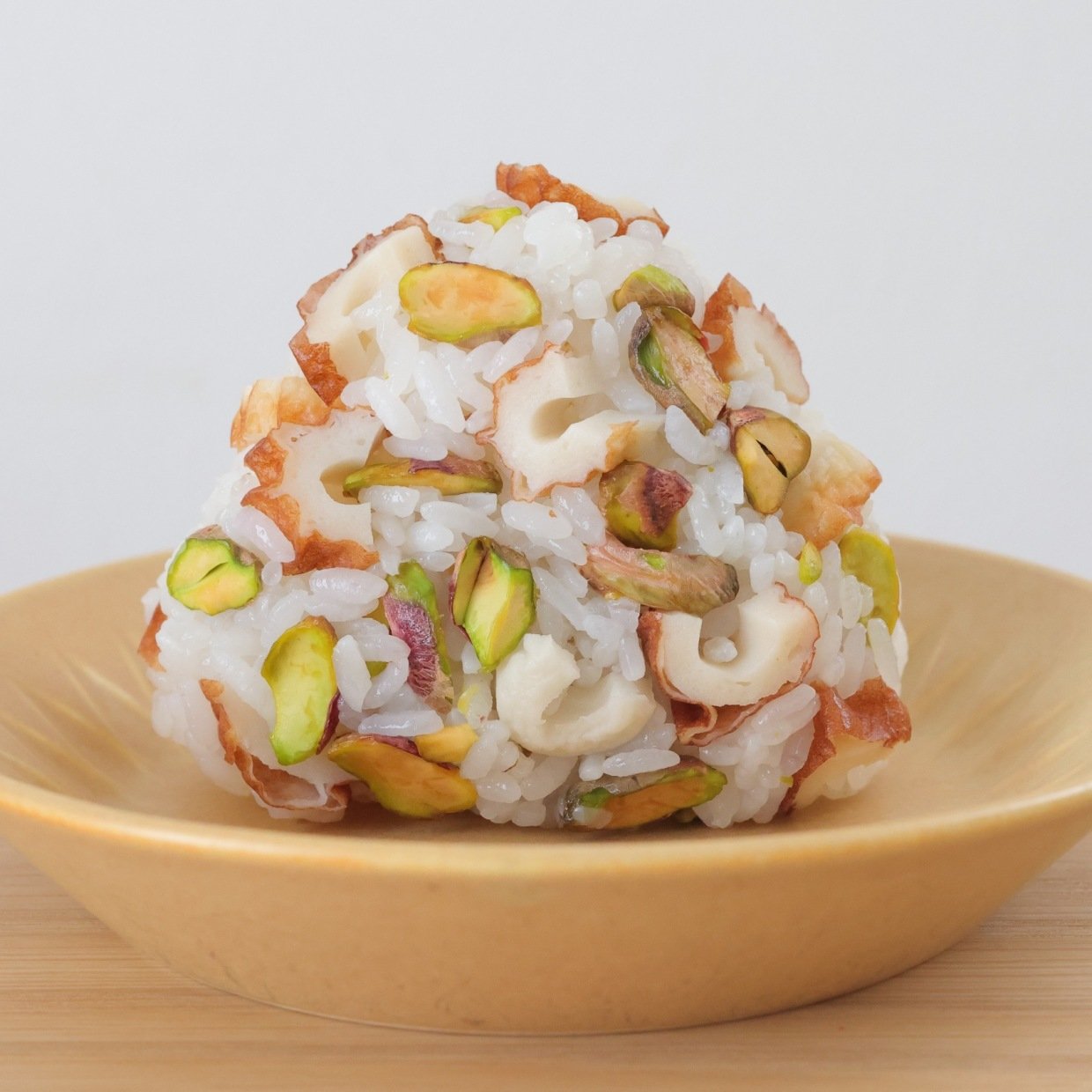  朝「おにぎり」に入れると肌がよろこぶ。ビタミンやミネラルが豊富な食材とは？「入れたことなかった」 