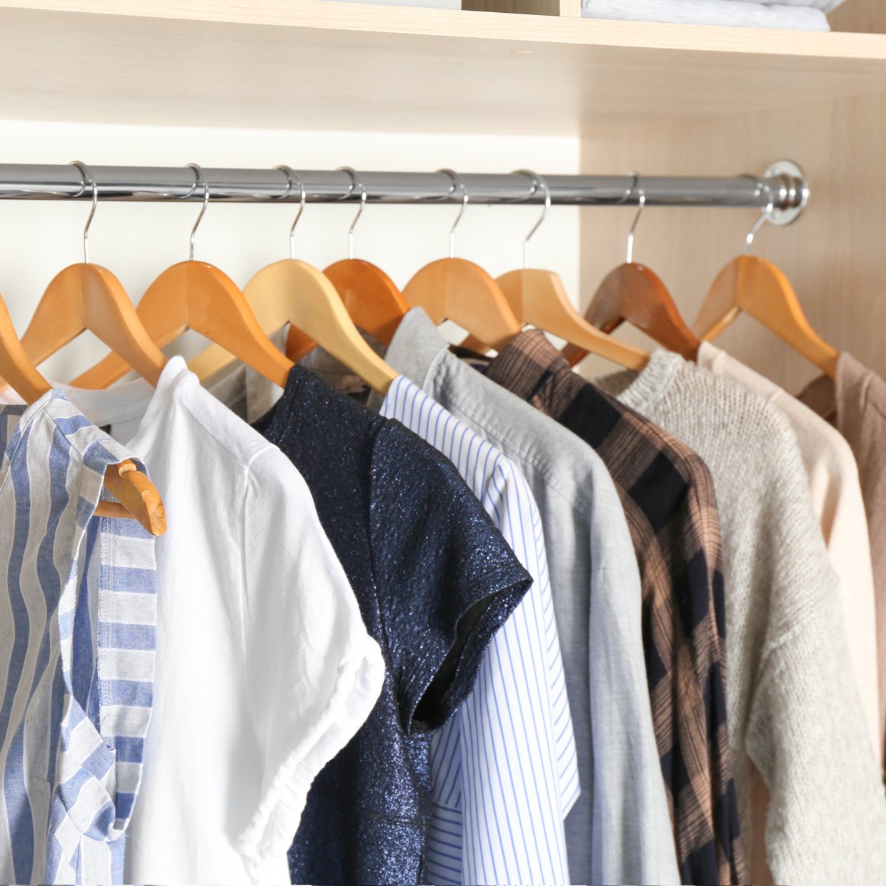  服が大量で大変…。サクッと終わらせる「クローゼットの整理」5つのコツ【秋の衣替え】 