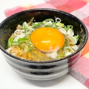 もういつもの「卵かけご飯」に戻れなくなる。加えるだけでもっとおいしくなる調味料とは？「クセになる味」