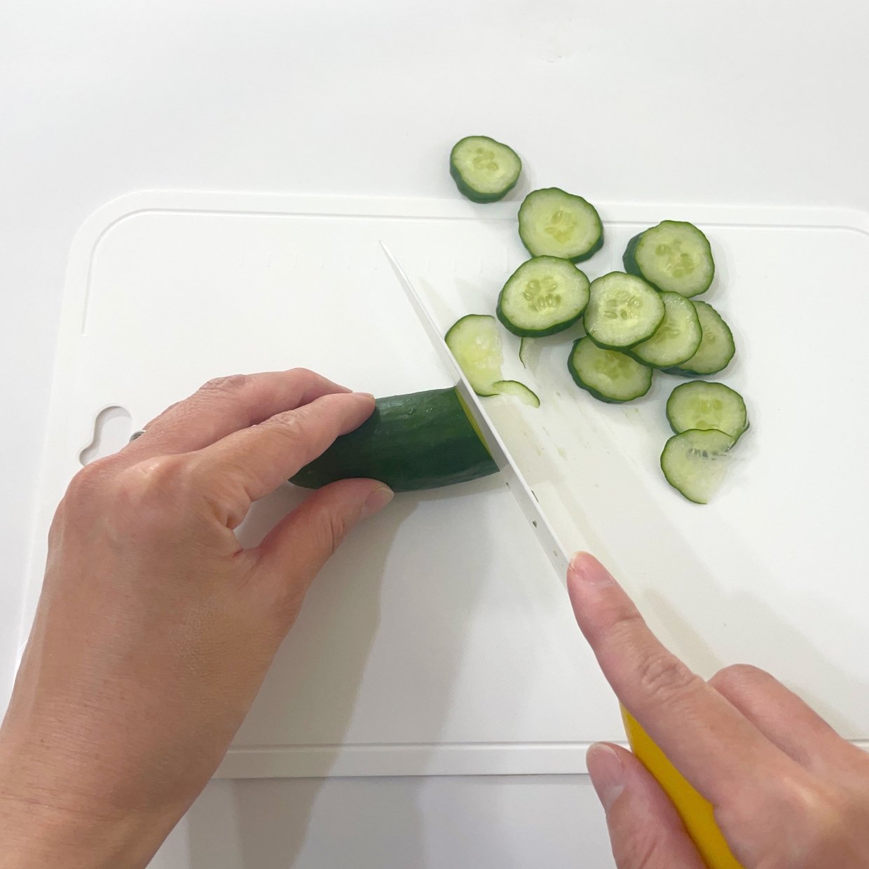  まな板から転がる「きゅうり」をピタッと止める！簡単すべり止め術「ストレス減る…！」 