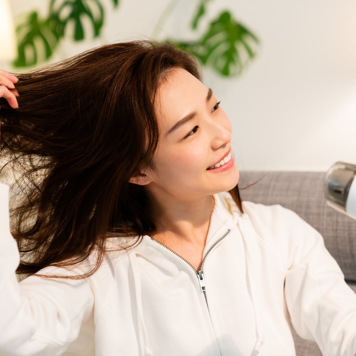  思わずマネしたくなる「髪」を“早く・やさしく乾かす裏ワザ「忙しい夜に助かる」「半分の時間で乾いた！」 