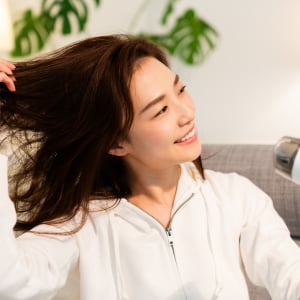 思わずマネしたくなる「髪」を“早く・やさしく乾かす裏ワザ「忙しい夜に助かる」「半分の時間で乾いた！」