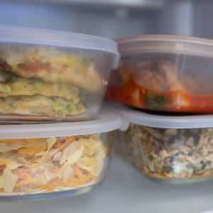 ギトギト油がスルン!“油まみれのタッパー”の意外な洗い方「洗い物が面倒じゃなくなる」「早く教えて」