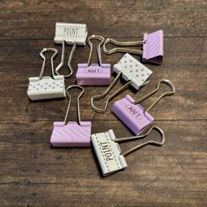 余った「ダブルクリップ」の“紙を挟む以外”の便利な使い道「絡まらない」「スッキリ」「外出にも使える」