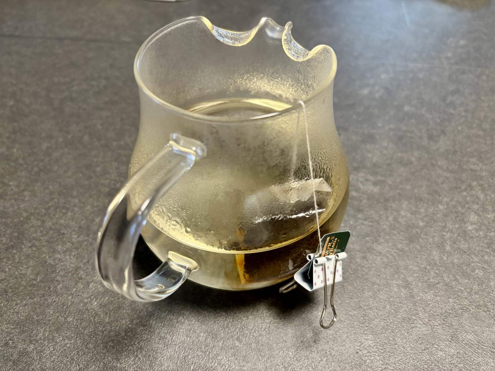 ダブルクリップでティーバッグを安定させる