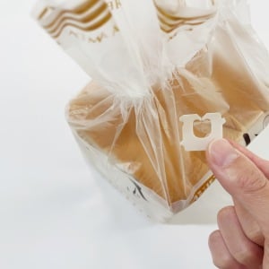 ゴミ箱に捨てる前に！「パンの留め具」の“便利な使い道2つ”「想定外の使い方」「地味に助かる…！」