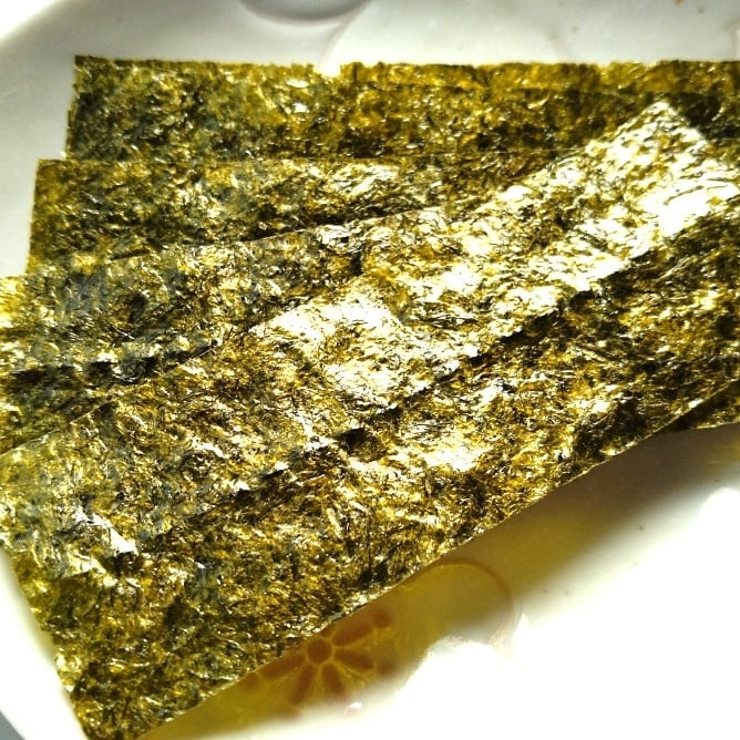  パリパリの「味付けのり」を“そのままきれいに食べる”意外な発想「散らばらない」「ご飯に巻かない」 