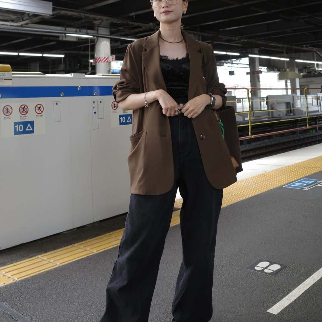  「おしゃれさんだよね」と噂されちゃう。垢抜けている人の“秋のブラウンコーデ”3選 